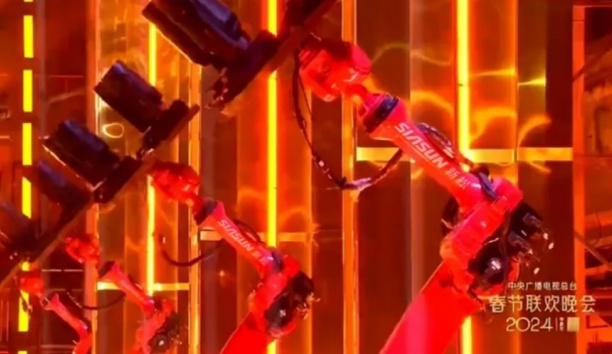 中国新闻网——重载工业机器人首次亮相央视春晚 新松舞动最美“中国红”
